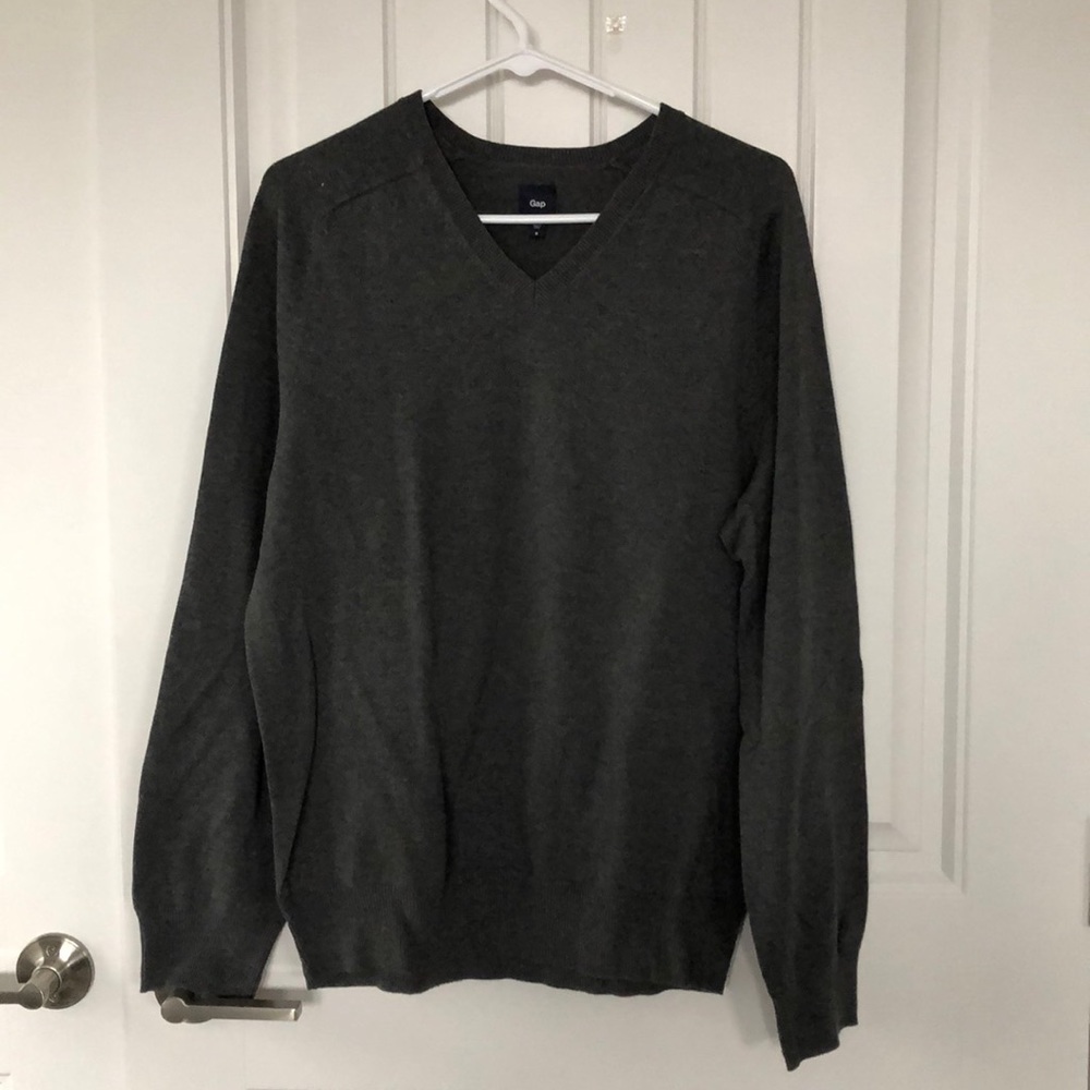 Men’s Gap vneck gray sweater size M